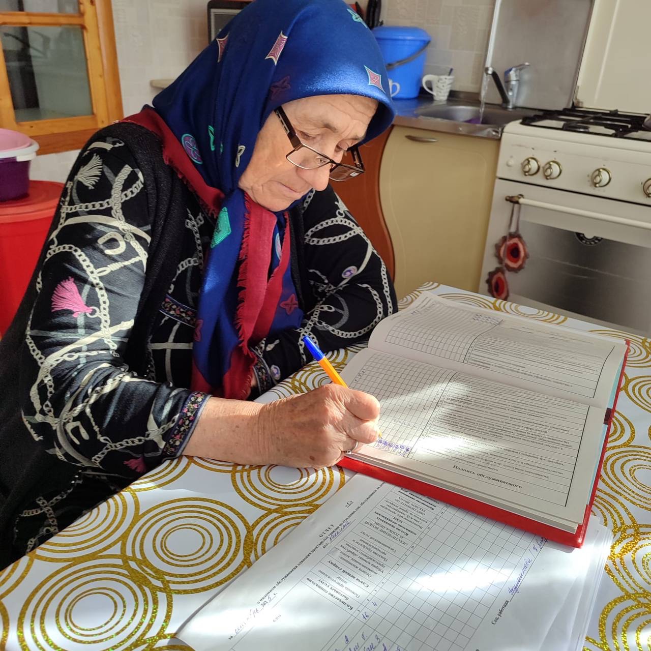 Оказывает социально-бытовые услуги. согласно  утвержденному графику посещения.